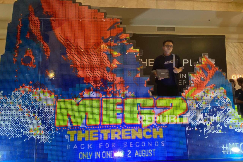Speedcuber Abel Brata sukses mendesain instalasi mosaik Meg 2: The Trench dari kubus rubik di Plaza Senayan. Instalasi ini dibangun dalam rangka menyambut perilisan sekuel The Meg. 
