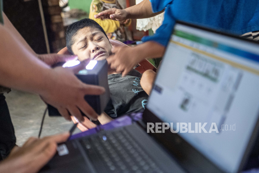 Petugas dari Dinas Kependudukan dan Catatan Sipil (Disdukcapil) Kota Palembang melakukan perekaman data saat pembuatan KTP elektronik.