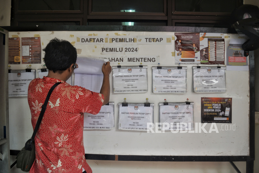 Warga melakukan pengecekan Daftar Pemilih Tetap (DPT) Pemilu 2024  di Kelurahan Menteng, Jakarta, Kamis (30/11/2023). Sebanyak 204 juta data daftar pemilih tetap (DPT) Pemilu 2024 yang dikelola Komisi Pemilihan Umum (KPU) RI diduga berhasil dicuri oleh peretas atau hacker. Pelaku diduga mendapatkan data lengkap pemilih itu dengan cara meretas situs KPU RI. Kebocoran data DPT ini dinilai bisa menurunkan kepercayaan publik terhadap hasil pemilu dan pilpres pada tahun depan. Komisi Pemilihan Umum (KPU) RI terus berkoordinasi dengan Badan Siber dan Sandi Negara (BSSN) serta Bareskrim Polri dalam mengusut dugaan peretasan data pemilih Pemilu 2024.