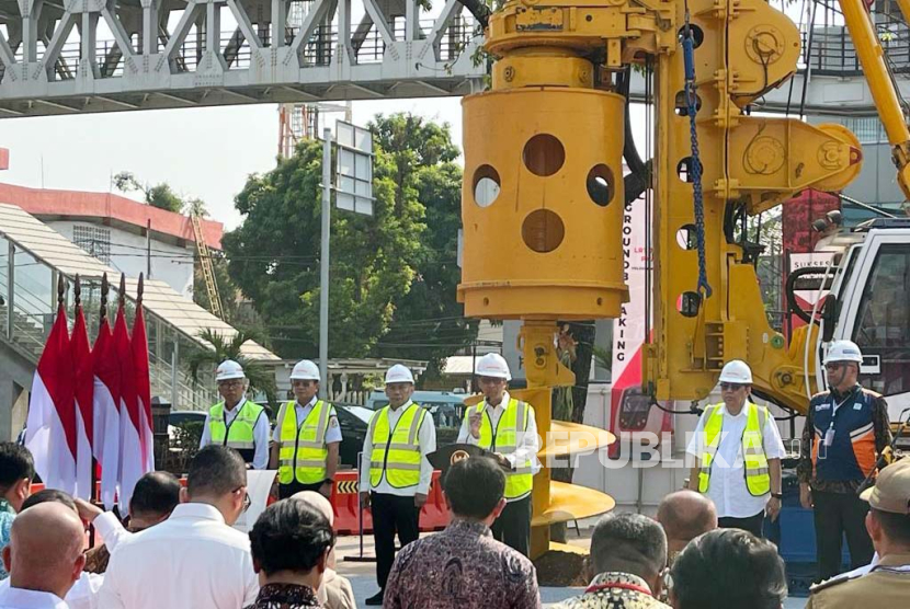 Menhub Budi Karya Sumadi dan Pj Gubernur Heru Budi Hartono melakukan groundbreaking proyek LRT Fase 1B rute Velodrome-Manggarai di Stasiun Velodrome, Jakarta Timur pada Senin (30/10/2023). 