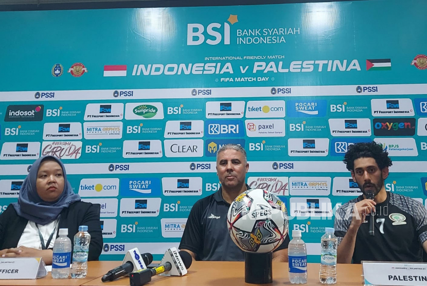 Pelatih timnas Palestina, Makrem Dobboub, dan gelandang Palestina Atta MJ Jaber memberikan keterangan pers setelah laga FIFA matchday vs Indonesia di Stadion Utama GBT Surabaya, Rabu (14/6/2023).
