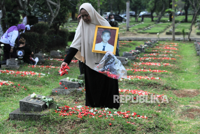 Keluarga korban tragedi Mei 1998 menabur bunga di salah satu pusara pada peringatan 25 Tahun Reformasi di TPU Pondok Rangon. (ilustrasi)