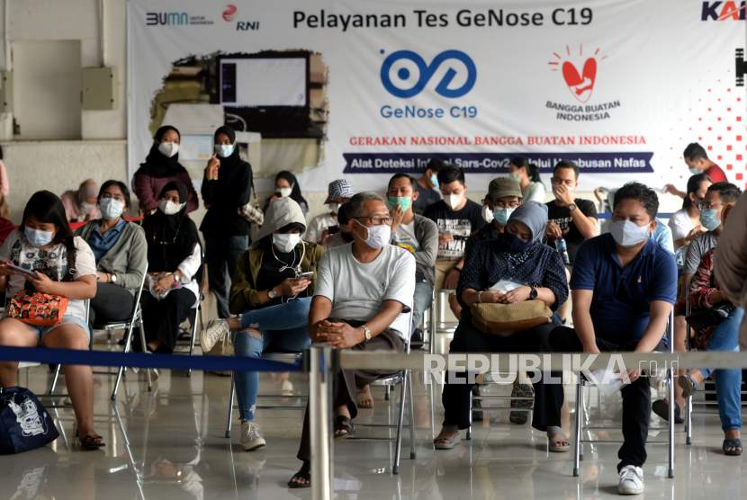 Calon penumpang kereta api jarak jauh menunggu hasil tes Covid-19 dengan GeNose C19 di Stasiun Yogyakarta (ilustrasi)