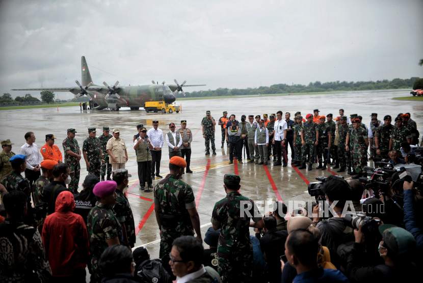 Para pejabat Indonesia melepas misi kemanusiaan yang diangkut dua pesawat ke Turki di Lanud Halim Perdanakusuma, Jakarta Timur, Sabtu (11/2/2023). 