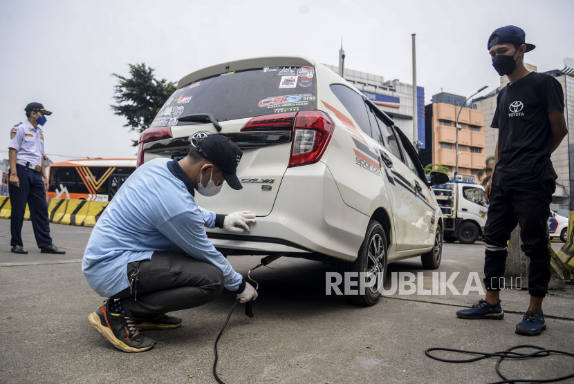 Petugas menguji emisi kendaraan di kawasan Blok M, Kecamatan Kebayoran Baru, Jakarta Selatan, Selasa (11/10/2022). 