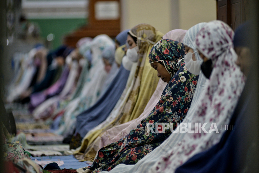 Jamaah melaksanakan shalat tarawih di Masjid Agung Al Azhar, Jakarta Selatan, Jakarta, Jumat, (1/4/2022). MUI Jaksel Gelar Rakerda II Bertema Merajut Kesatuan Ummat