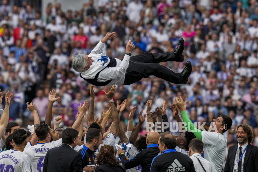 Pemain Real Madrid mengangkat pelatih Carlo Ancelotti saat merayakan kemenangan setelah berhasil menjadi juara La Liga di Stadion Santiago Bernabeu, Madrid, Sabtu (30/4/2022). 