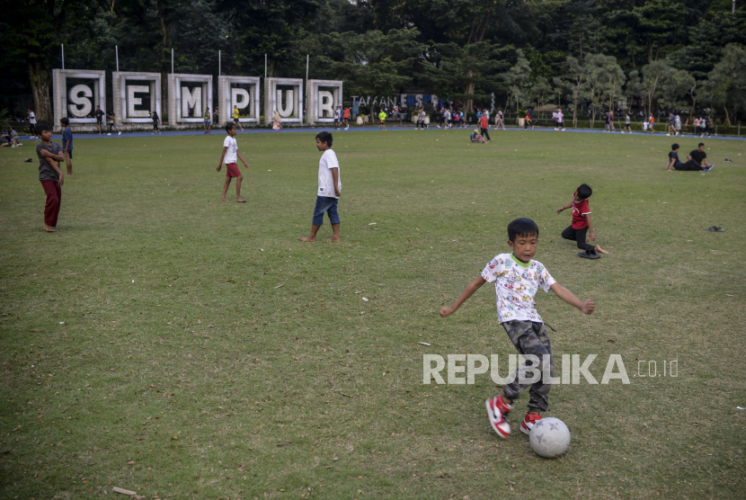 Anak-anak bermain bola di Taman Sempur, Kota Bogor, Jawa Barat, Sabtu (9/7/2022). Anak-anak harus diajarkan cara menjaga diri dan tubuhnya untuk meminimalisasi risiko pelecehan seksual.