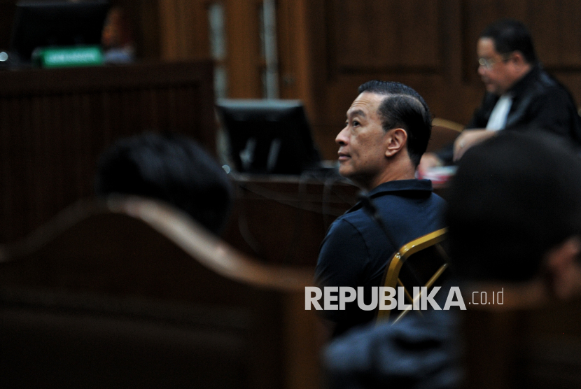 Terdakwa Thomas Trikasih Lembong atau Tom Lembong menjalani sidang perdana pembacaan dakwaan di Pengadilan Tipikor, Jakarta Pusat, Kamis (6/3/2025). Mantan Menteri Perdagangan periode 2015-2016 didakwa telah merugikan keuangan negara Rp578 miliar dalam kasus dugaan korupsi impor gula. Dalam kesempatan yang sama, terdakwa Tom Lembong melalui tim penasihat hukum  mengajukan eksepsi atau bantahan setelah jaksa penuntut umum (JPU) membacakan dakwaannya.