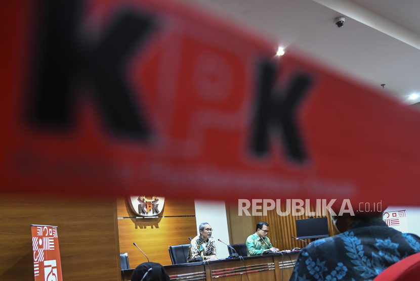 Wakil Ketua KPK Alexander Marwata (kiri) didampingi Jubir KPK Ali Fikri (kanan) dalam sebuah konferensi pers di Gedung KPK, Jakarta. Sebanyak 115 pegawai KPK terkonfirmasi positif Covid-19, hingga Jumat (18/9). 