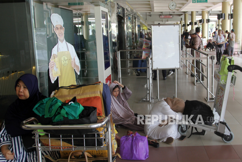 Sejumlah penumpang menunggu jadwal penerbangan di Bandara Internasional Minangkabau, Kabupaten Padang Pariaman, Sumatera Barat. PT Angkasa Pura II (Persero) menyampaikan bahwa jumlah penumpang