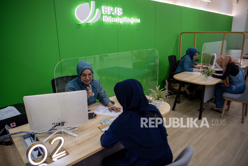 Petugas BPJS Ketenagakerjaan melayani warga di Kantor BPJS Ketenagakerjaan Palembang, Sumatera Selatan, Kamis (12/1/2023). BPJS Ketenagakerjaan (BPJAMSOSTEK) menargetkan penambahan peserta jaminan sosial ketenagakerjaan yang berstatus aktif secara nasional sebesar 10 juta peserta di tahun 2023 dan ditargetkan pada akhir tahun 2026 akan memiliki 70 juta peserta aktif. 