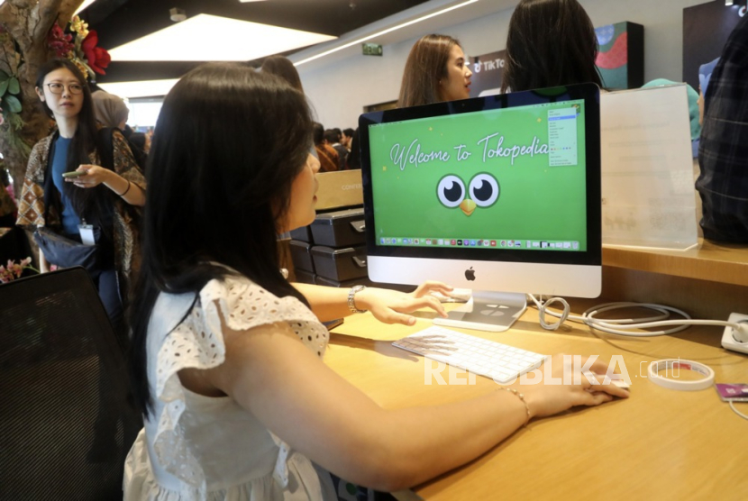 Tokopedia staff at her desk during the Beli Lokal 12-12 shopping promotion launch in Jakarta, Indonesia, 12 December 2023. The TikTok Shop e-commerce business is operating again in Indonesia after a 1.5 billion US dollar invest in the Indonesian tech company GoTo