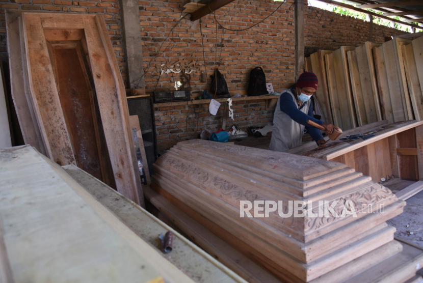 [Foto Ilustrasi] Pekerja menyelesaikan pembuatan peti mati di Deli Serdang, Sumatera Utara, Rabu (7/7/2021). Menurut perajin, dalam satu bulan terakhir permintaan peti jenazah untuk korban COVID-19 di wilayah tersebut mengalami peningkatan sebesar 30 persen per hari. 