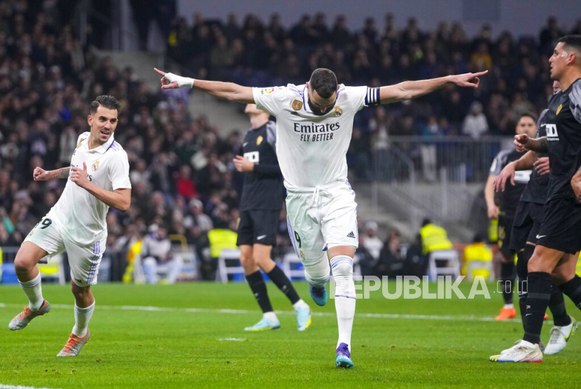 Penyerang Real Madrid Karim Benzema merayakan gol ke gawang ELche dalam lanjutan La Liga Spanyol.