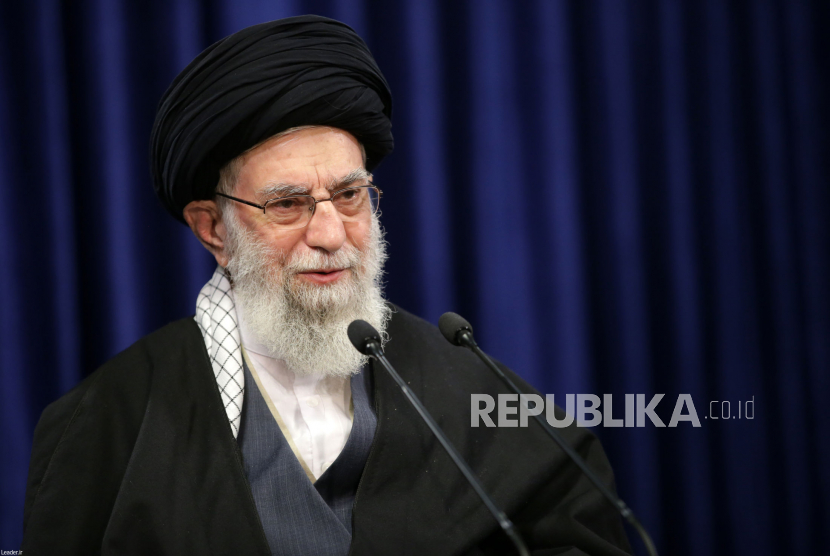  Foto selebaran yang disediakan oleh Kantor Pemimpin Tertinggi Iran menunjukkan pemimpin Tertinggi Iran Ayatollah Ali Khamenei berbicara tentang Kesepakatan Nuklir selama pidato langsung di TV, di Teheran, Iran, 08 Januari 2021.