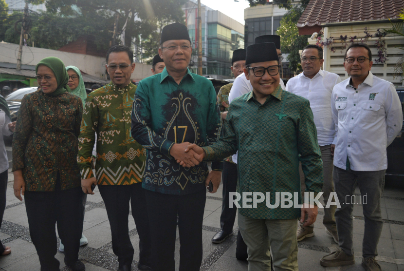 Ketua Umum PKB Muhaimin Iskandar menyambut kedatangan Plt Ketum PPP Muhamad Mardiono sebelum melakukan pertemuan di Kantor DPP PKB, Jakarta, Senin (29/4/2024). Pertemuan silahturahmi antara PPP dan PKB tersebut membahas agenda politik nasional dan termasuk persiapan pilkada.