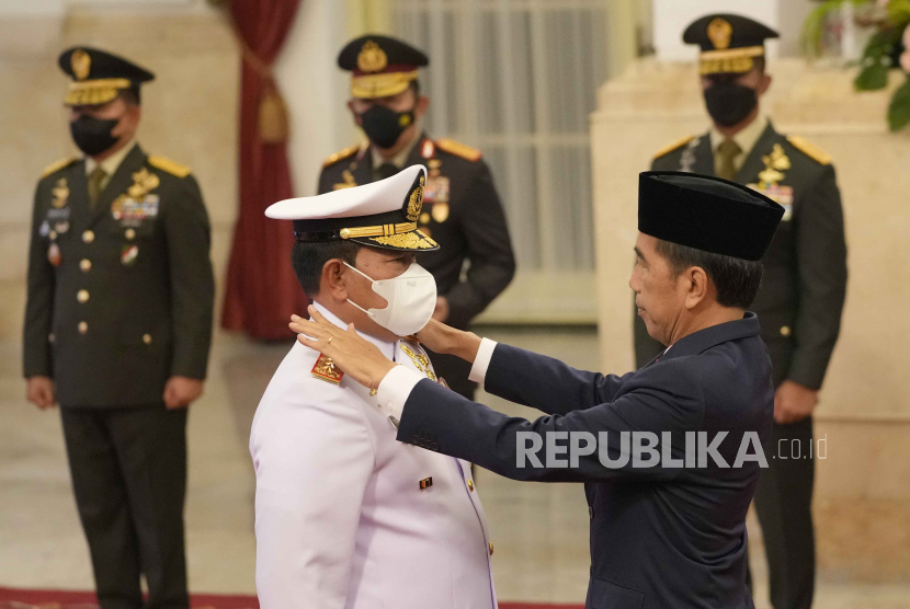  Presiden  Joko Widodo (kanan) dan Panglima TNI yang baru dilantik Laksamana Yudo Margono (kiri) menghadiri upacara pelantikan di Istana Negara di Jakarta, Indonesia, Senin, 19 Desember 2022.