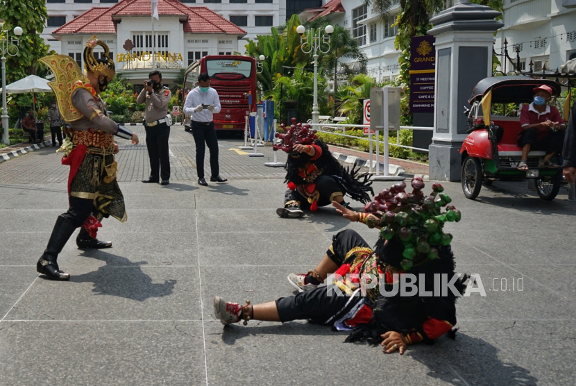 Polisi melakukan aksi teatrikal saat kampanye pemakaian masker di kawasan Malioboro, Yogyakarta, Kamis (10/9/20). Kegiatan yang diinisiasi Polda DIY itu untuk meningkatkan kesadaran masyarakat tentang pentingnya memakai masker guna memutus penyebaran COVID-19. 