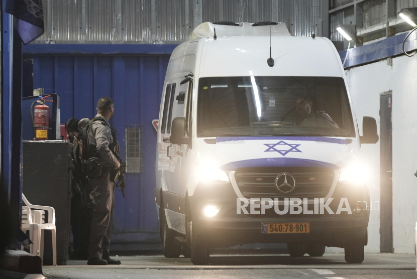 Sebuah kendaraan Israel membawa tahanan Palestina yang dibebaskan oleh otoritas Israel dari penjara militer Ofer dekat Yerusalem, Jumat (24/11/2023). 
