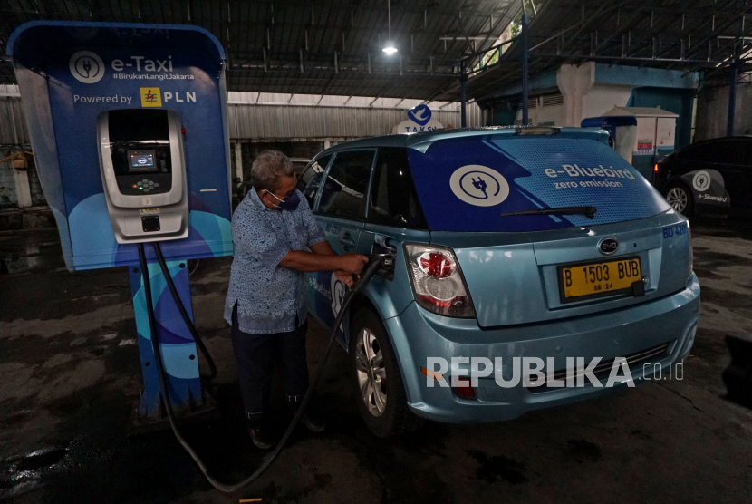 Pengemudi mengisi daya mobil taksi listrik Bluebird di Kantor Pusat Bluebird Group, Mampang, Jakarta, Rabu (13/7/2022). Hingga akhir tahun 2022 Bluebird menargetkan pertambahan hingga 50-60 unit armada listrik dengan fokus di Jakarta dan Bali.Prayogi/Republika.