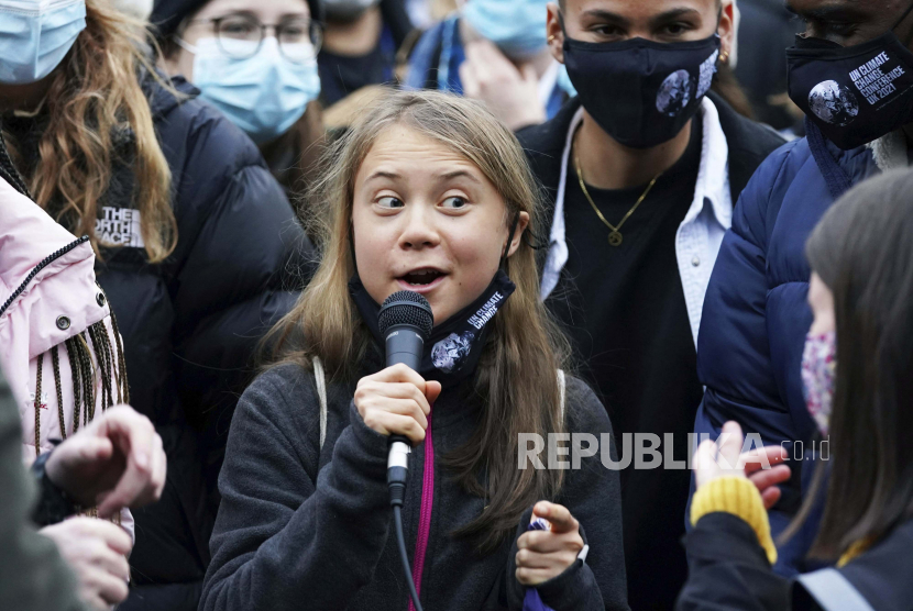 Aktivis iklim Swedia Greta Thunberg, tengah, berbicara bersama sesama aktivis iklim selama demonstrasi di Festival Park, di Glasgow, pada hari pertama KTT COP26, di Glasgow, Skotlandia, Senin, 1 November 2021