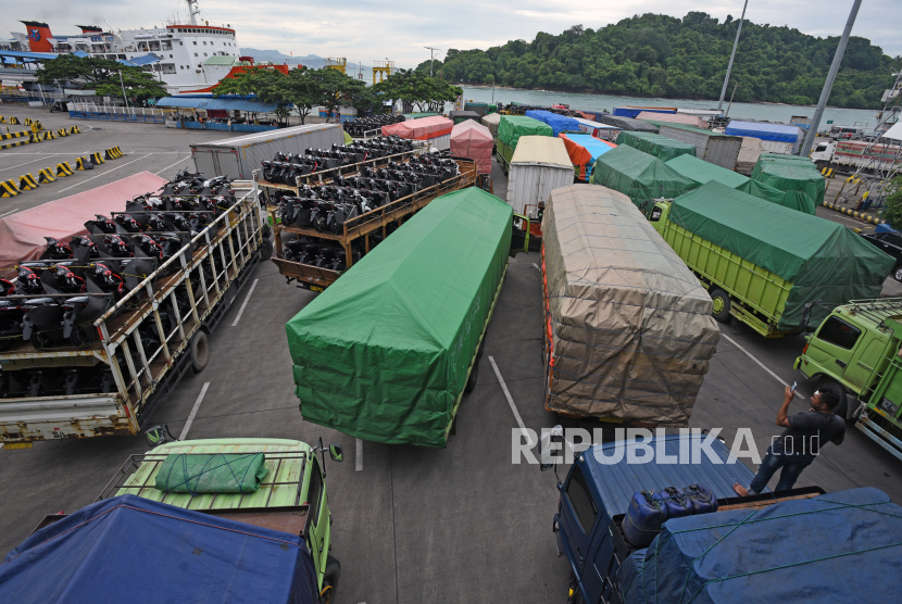 Sejumlah truk yang akan menyeberang ke Pulau Sumatera antre saat akan masuk ke kapal ferry di Pelabukan Merak, Banten, Kamis (10/2/2022). Arus penyeberangan di Pelabuhan Merak terhambat cuaca buruk yang ditandai angin kencang dan gelombang tinggi sehingga terjadi penumpukan kendaraan sejak dua hari terakhir. 