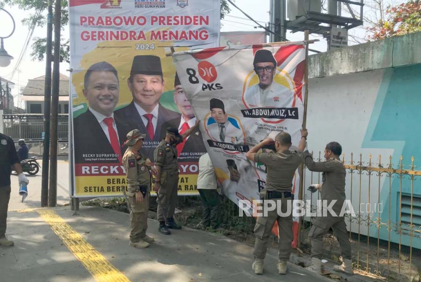 Personel Dinas Satpol PP dan Damkar Kota Sukabumi menertibkan baliho dan spanduk di sejumlah ruas jalan protokol Kota Sukabumi, Jawa Barat, Kamis (7/9/2023).