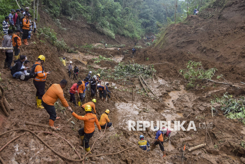 Tebing Setinggi 250 Meter di Tasikmalaya Longsor, 2 Petani Hilang Tertimbun