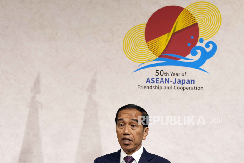 Presiden Joko Widodo dalam KTT Perayaan 50 Tahun Hubungan Persahabatan dan Kerja Sama ASEAN-Jepang dengan tema Heart to Heart Partners Across Generation di Tokyo, Jepang, Ahad (17/12/2023).