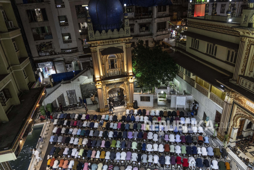 Umat ??Muslim melaksanakan salat di dalam Masjid pada hari pertama bulan puasa Ramadhan di Mumbai, India, Ahad, 3 April 2022. 