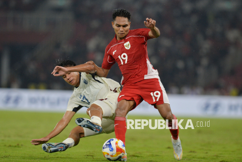 Pesepak bola Timnas U-23 Indonesia Frengky Deaner Missa berebut bola dengan pemain Timnas U-23 Thailand dalam pertandingan semifinal Piala AFF U-23 2025 di Stadion Utama Gelora Bung Karno (SUGBK), Senayan, Jakarta, Jumat (25/7/2025). Indonesia melaju ke final Piala AFF U-23 setelah menang dalam babak adu penalti dengan skor 7-6 (1-1). Di final Indonesia akan melawan Vietnam.