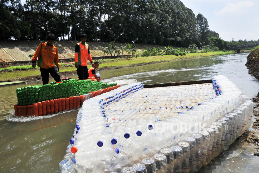 Perahu berbahan botol plastik bekas buatan petugas Unit Penanganan Sampah Badan Air Dinas Lingkungan Hidup di Duren Sawit, Jakarta Timur, Selasa (5/3/2024). 