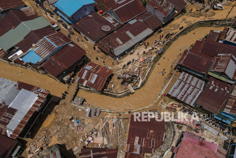 Foto udara salah satu lokasi yang terdampak banjir bandang akibat luapan Kali Lasolo di Kendari, Sulawesi Tenggara, Kamis (7/3/2024). (Ilustrasi)