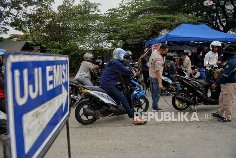 Petugas gabungan menindak pengendara saat razia tilang uji emisi di kawasan Cakung, Jakarta, Rabu (1/11/2023). Para pengendara meluapkan emosinya karena kena tilang uji emisi kendaraan.