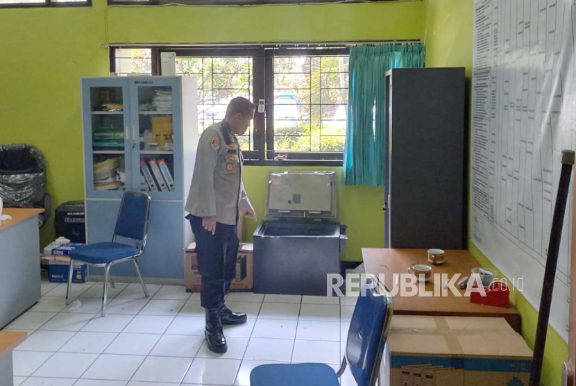 Polisi memeriksa ruang bendahara SMKN 2 Kota Tasikmalaya, Jawa Barat, yang dilaporkan dibobol maling, Senin (6/11/2023). 