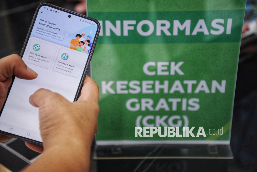 Seorang pasien mengecek aplikasi satu sehat di Puskesmas Tebet, Jakarta, Ahad (9/2/2025). Dinas Kesehatan DKI Jakarta menyatakan sebanyak 44 puskesmas siap memberikan program Cek Kesehatan Gratis (CKG) yang resmi akan dimulai secara nasional pada 10 Februari 2025. Guna memastikan kelancaran program ini, Pemprov DKI telah melakukan visitasi serta persiapan fasilitas kesehatan dan tenaga medis. Program ini bertujuan untuk meningkatkan kualitas kesehatan masyarakat Indonesia dan mengurangi beban penyakit yang bisa dicegah.