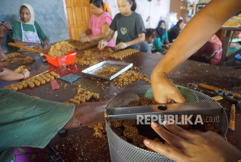 UKM jajanan tradisional di Tulungagung, Jawa Timur, mengungkapkan, terjadi penurunan produksi hingga kisaran 50 persen akibat pandemi COVID-19 (Foto: ilustrasi UKM jajanan tradisional)