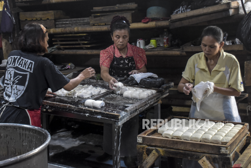 Pekerja menyelesaikan pembuatan tahu di salah satu Industri Rumahan di Bandung, Jawa Barat, Kamis (9/11/2023). Menurut pengusaha tahu di kawasan tersebut, mereka terpaksa mengurangi jumlah produksi hingga mengurangi ukuran tahu akibat naiknya harga kacang kedelai impor yang semula Rp9 ribu hingga Rp10 ribu menjadi Rp12.500 ribu per kilogram.