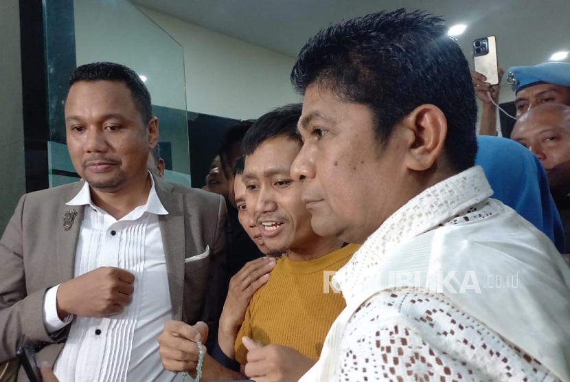 Pegi Setiawan resmi bebas dari tahanan Polda Jawa Barat, sekitar pukul 21.41 WIB malam, Senin (8/7/2024) usai ditahan kurang dari dua bulan. Ia dibebaskan setelah gugatan praperadilan atas penetapan tersangka di Pengadilan Negeri Bandung dikabulkan hakim Eman Sulaeman.