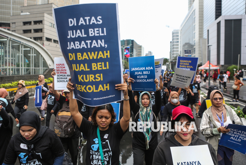 Sejumlah aktivis mendesak perubahan sistem dalam Penerimaan Peserta Didik Baru (PPDB) di kawasan Bundaran HI, Jakarta, Ahad (7/7/2024).