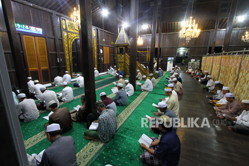 Umat Islam membaca doa di malam Nisfu Syaban.