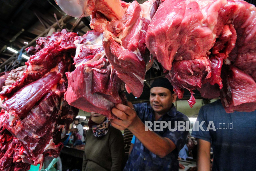 Pedagang melayani pembeli daging sapi di pasar Impres Lhokseumawe, Aceh, Ahad (9/5/2021). Menjelang perayaan tradisi meugang Hari Raya Idulfitri 1442 H, harga daging sapi lokal di daerah itu naik drastis dari harga Rp130 ribu menjadi Rp155.000 per kilogram 