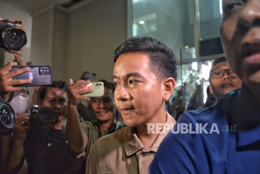Cawapres nomor urut 2, Gibran Rakabuming Raka tiba di Kantor Badan Pengawas Pemilu (Bawaslu) Kota Jakarta Pusat, Rabu (3/1/2024).