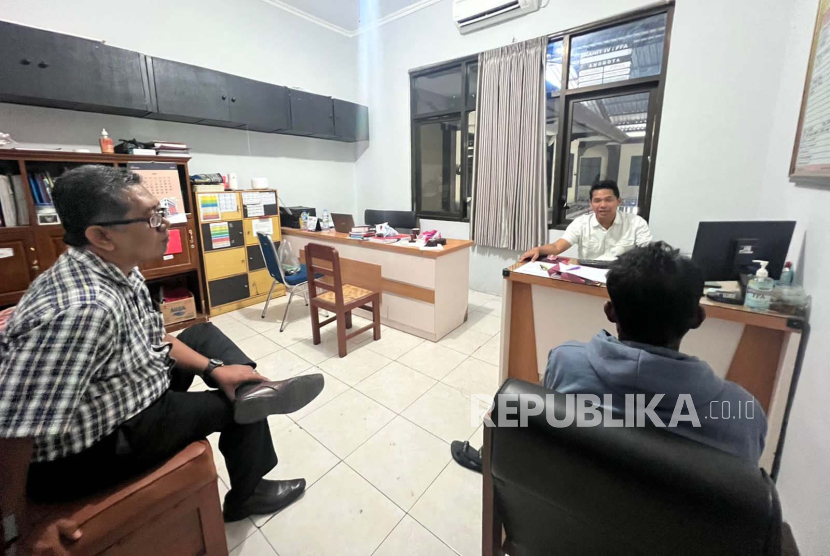 Tersangka pencabulan terhadap anak tiri (kanan) ditangkap polisi di Wonogiri, Jawa Tengah. 