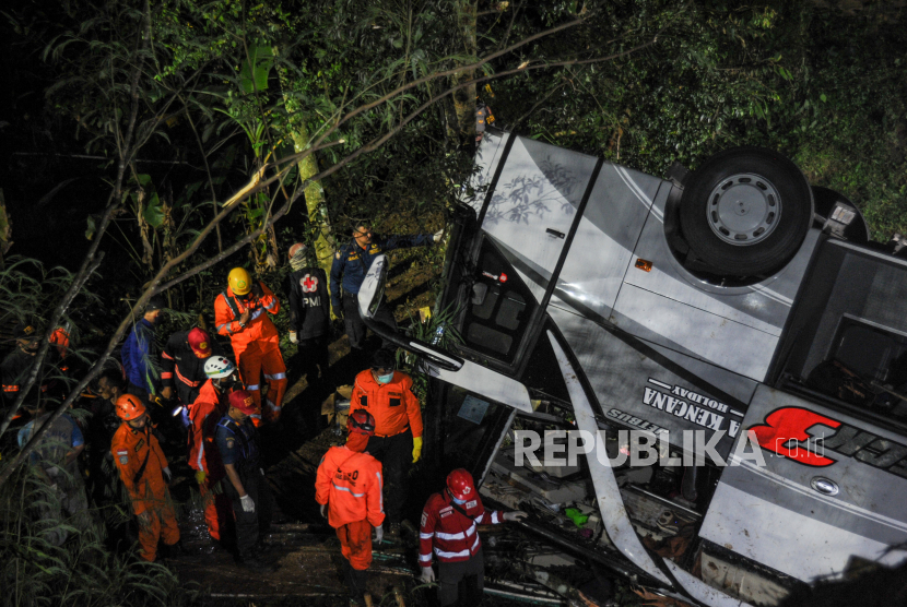 Petugas mengevakuasi korban kecelakaan bus PO Sri Padma Kencana di Wado, Kabupaten Sumedang, Jawa Barat, Rabu (10/3/2021). Hingga Rabu (17/3) jumlah korban meninggal akibat kecelakaan tunggal ini menjadi 30 orang. 
