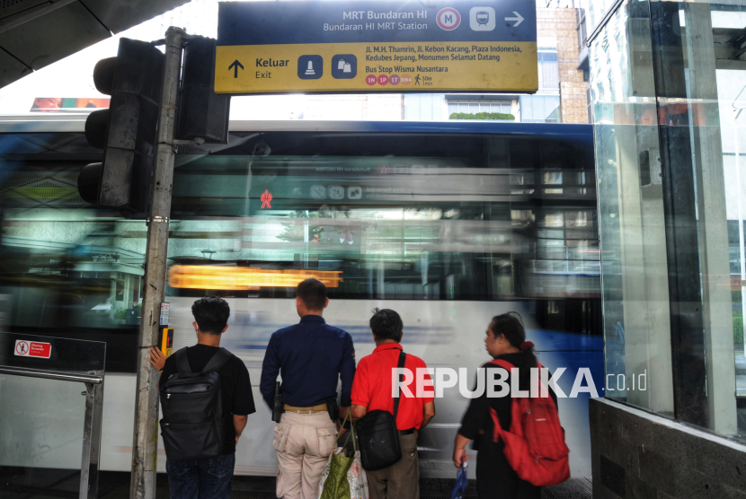 Bus Transjakarta melintas di Halte Bundaran HI, Jakarta, Kamis (8/5/2025). 