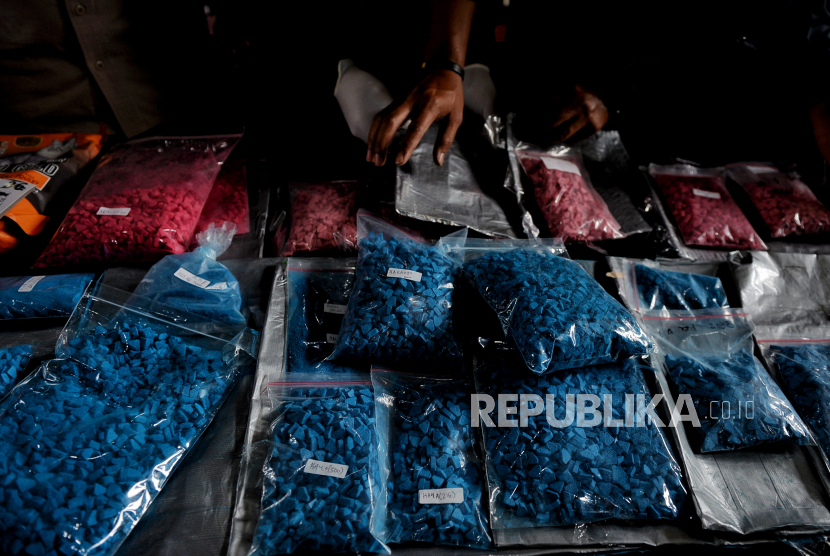 Penyidik Direktorat Tindak Pidana Narkoba (Ditipidnarkoba) Bareskrim Polri membeberkan barang bukti ekstasi dan sabu dalam kasus jaringan narkotika di gedung Breskrim Polri, Jakarta Selatan, Kamis (11/8/2022).