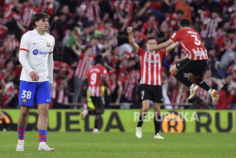 Pemain Barcelona Marc Guiu (Kiri) berjalan saat para pemain Athletic Bilbao merayakan gol ketika kedua tim berhadapan di prempat final Copa del Rey. Bilbao menang 4-2. 