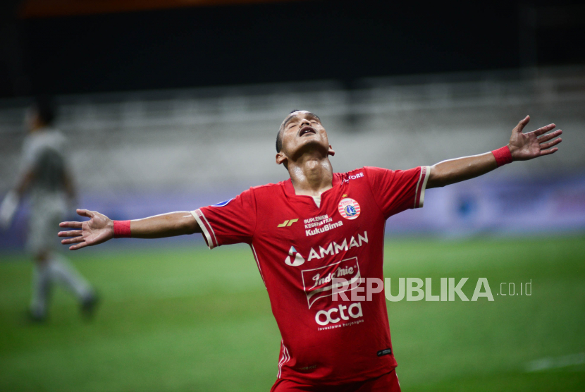 Pemain Persija Riko Simanjuntak melakukan selebrasi usai mencetak gol.